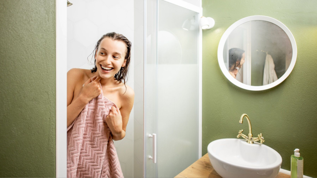 Integracion mamparas en banos pequenos modernos con ducha