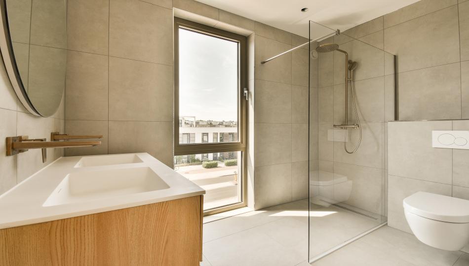 Baño moderno con mampara de ducha.