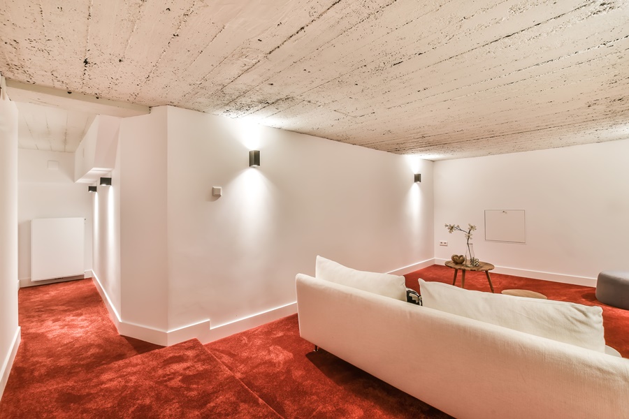 Espacio interior sin ventanas, con buena iluminación artificial y mobiliario minimalista. Ejemplo de cómo ventilar una habitación sin ventanas y mejorar su habitabilidad.