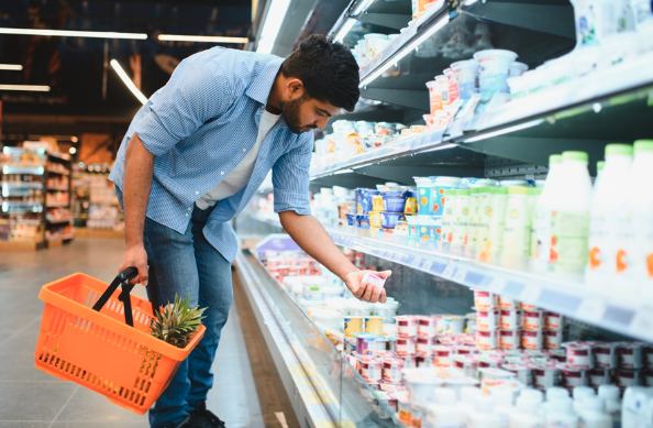 Espacio interior sin ventanas, con buena iluminación artificial y mobiliario minimalista. Ejemplo de cómo ventilar una habitación sin ventanas y mejorar su habitabilidad.