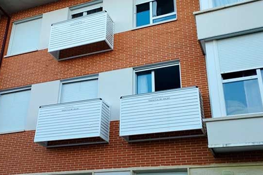 A qué altura colocar cada tipo de tendedero: consejos a tener en cuenta 1 Vista de fachadas con tendederos cerrados instalados en altura bajo ventanas, un ejemplo práctico sobre a qué altura colocar tendedero tipo baúl.