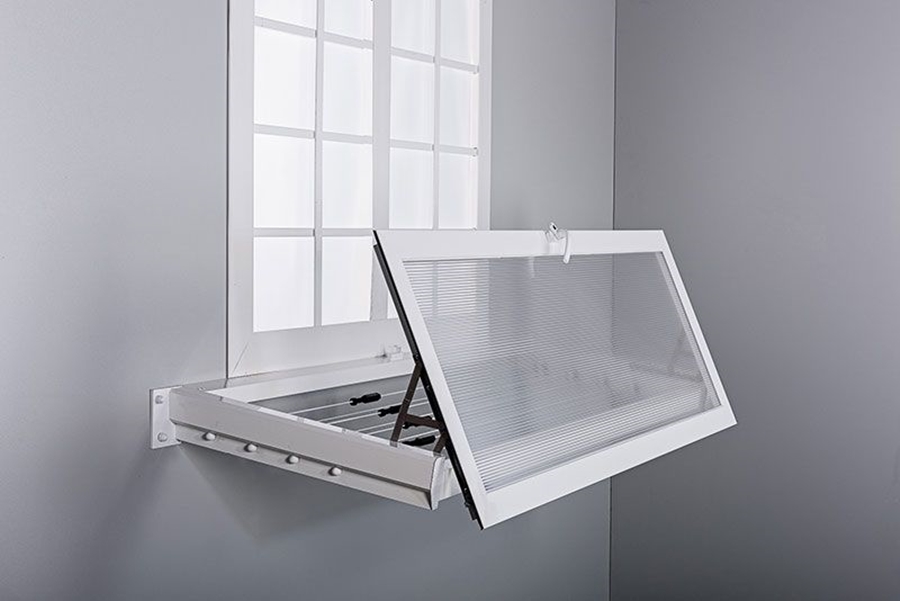 A qué altura colocar cada tipo de tendedero: consejos a tener en cuenta 2 Tendedero exterior instalado bajo el marco de una ventana, muestra clara de a qué altura colocar tendedero en fachadas con acceso interior.